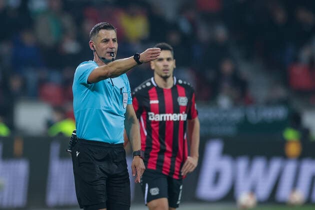 25.11.2021, Fussball, Saison 2021 2022, Europa League, 5. Spieltag, Bayer 04 Leverkusen - Celtic Glasgow, Schiedsrichter Anastasios Sidiropoulos entscheidet auf Elfmeter nach Videobeweis. Foto: Dennis Ewert RHR-FOTO Leverkusen BayArena NRW Deutschland xRHR-FOTO DEx