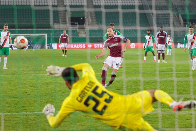 SOCCER - UEFA EL, Rapid vs West Ham VIENNA,AUSTRIA,25.NOV.21 - SOCCER - UEFA Europa League, group stage, SK Rapid Wien vs West Ham United. Image shows Mark Noble (West Ham) and Paul Gartler (Rapid). Keywords: penalty  GEPAxpictures xDavidxBitzan