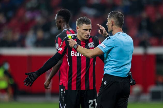 25.11.2021, Fussball, Saison 2021 2022, Europa League, 5. Spieltag, Bayer 04 Leverkusen - Celtic Glasgow, v. l. Florian Wirtz (Bayer 04 Leverkusen), Schiedsrichter Anastasios Sidiropoulos Foto: Dennis Ewert RHR-FOTO Leverkusen BayArena NRW Deutschland xRHR-FOTO DEx