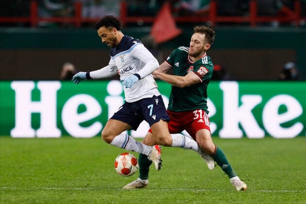 FC Lokomotiv Moscow v SS Lazio: Group E - UEFA Europa League Maciej Rybus (R) of Lokomotiv Moscow and Felipe Anderson of Lazio vie for the ball during the UEFA Europa League Group E football match between FC Lokomotiv Moscow and SS Lazio on November 25, 2021 at RZD Arena in Moscow, Russia. Moscow Russia  Copyright: xMikexKireevx originalFilename:kireev-fclokomo211125_npf8h.jpg