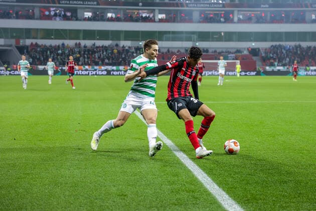 25.11.2021, Fussball, Saison 2021 2022, Europa League, 5. Spieltag, Bayer 04 Leverkusen - Celtic Glasgow, v. l. James Forrest (Celtic Glasgow), Piero Hincapie (Bayer 04 Leverkusen) Foto: Dennis Ewert RHR-FOTO Leverkusen BayArena NRW Deutschland xRHR-FOTO DEx