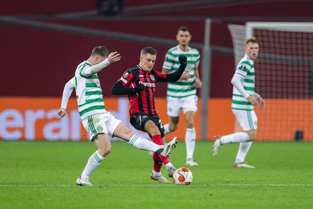 25.11.2021, Fussball, Saison 2021 2022, Europa League, 5. Spieltag, Bayer 04 Leverkusen - Celtic Glasgow, v. l. Callum McGregor (Celtic Glasgow), Florian Wirtz (Bayer 04 Leverkusen) Foto: Dennis Ewert RHR-FOTO Leverkusen BayArena NRW Deutschland xRHR-FOTO DEx