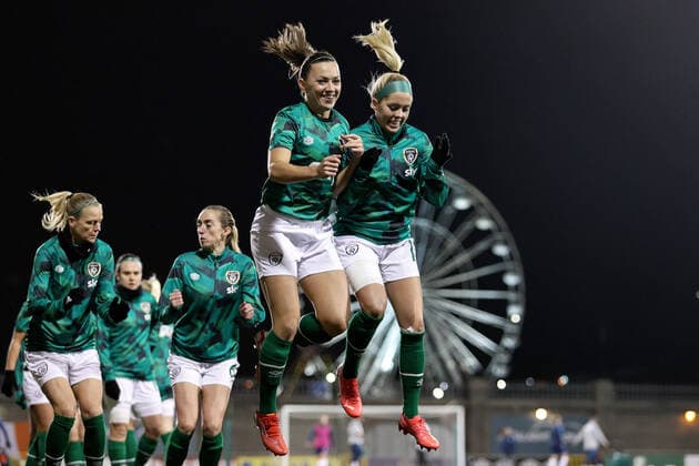 Sport Themen der Woche KW47 Sport Bilder des Tages 2023 FIFA Women s World Cup Qualifier Group A, Tallaght Stadium, Dublin 25 11 2021 Republic of Ireland vs Slovakia Ireland s Katie McCabe and Denise O Sullivan during the warm-up Katie McCabe and Denise O Sullivan during the warm-up 25 11 2021  Copyright: x INPHO LaszloxGeczox LG2_0189