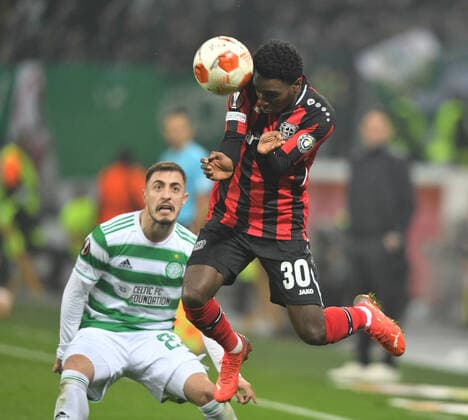 Europa League : Bayer 04 Leverkusen - Celtic Glasgow 25.11.2021 Jeremie Frimpong (LEV) Aktion vor Josip Juranovic (Celtic) DFL REGULATIONS PROHIBIT ANY USE OF PHOTOGRAPHS AS IMAGE SEQUENCES AND OR QUASI-VIDEO EDITORIAL USE ONLY !