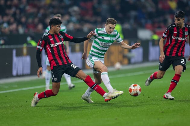 25.11.2021, Fussball, Saison 2021 2022, Europa League, 5. Spieltag, Bayer 04 Leverkusen - Celtic Glasgow, v. l. Piero Hincapie (Bayer 04 Leverkusen), James Forrest (Celtic Glasgow) Foto: Dennis Ewert RHR-FOTO Leverkusen BayArena NRW Deutschland xRHR-FOTO DEx