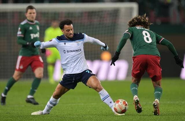 Russia Soccer Europa League Lokomotiv - Lazio 6704373 25.11.2021 Lazio s Felipe Anderson and Lokomotive s Alexis Beka Beka struggle for the ball during the Europa League soccer match between Lokomotiv Moscow and Lazio Rome, in Moscow, Russia. Grigory Sysoev Sputnik Moscow Russia  Copyright: xGrigoryxSysoevx