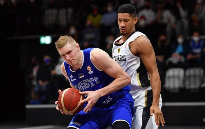 25.11.2021 - Basketball - Länderspiel - Qualifikation Weltmeisterschaft- World Cup European Qualifiers - Deutschland ( Germany ) vs Estland ( Estonia ) - - Rauno Nurger (20, Estland ) Karim Jallow (35, Deutschland )