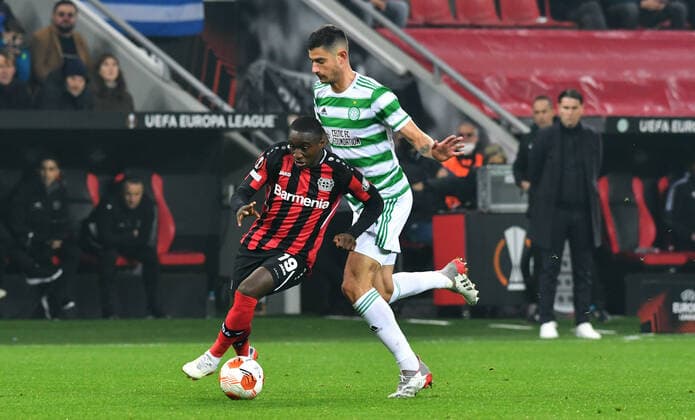 Fussball, UEFA Europa League, Herren, Saison 2021 2022, Gruppe G, 5. Spieltag, BayArena Leverkusen, Bayer Leverkusen (schwarz) - Celtic Glasgow (weiss); Moussa Diaby (LEV), Nir Bitton (CTG). Aktion UEFA REGULATIONS PROHIBIT ANY USE OF PHOTOGRAPHS AS IMAGE SEQUENCES AND OR QUASI-VIDEO.