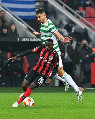 Fussball, UEFA Europa League, Herren, Saison 2021 2022, Gruppe G, 5. Spieltag, BayArena Leverkusen, Bayer Leverkusen (schwarz) - Celtic Glasgow (weiss); Moussa Diaby (LEV), Nir Bitton (CTG). Aktion UEFA REGULATIONS PROHIBIT ANY USE OF PHOTOGRAPHS AS IMAGE SEQUENCES AND OR QUASI-VIDEO.