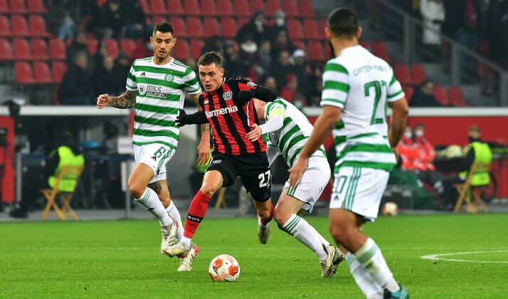 Fussball, UEFA Europa League, Herren, Saison 2021 2022, Gruppe G, 5. Spieltag, BayArena Leverkusen, Bayer Leverkusen (schwarz) - Celtic Glasgow (weiss); Florian Wirtz (LEV). Aktion UEFA REGULATIONS PROHIBIT ANY USE OF PHOTOGRAPHS AS IMAGE SEQUENCES AND OR QUASI-VIDEO.