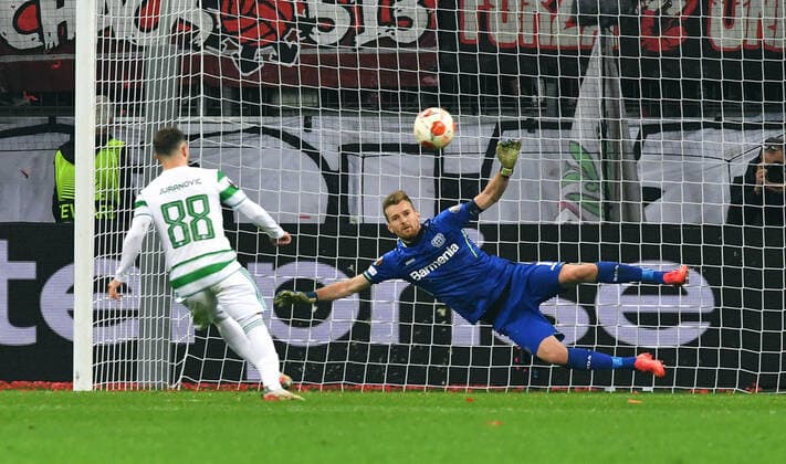 Fussball, UEFA Europa League, Herren, Saison 2021 2022, Gruppe G, 5. Spieltag, BayArena Leverkusen, Bayer Leverkusen (schwarz) - Celtic Glasgow (weiss); Josip Juranovic (CTG) verwandelt den Foulelfmeter gegen Lukas Hradecky (LEV). Aktion UEFA REGULATIONS PROHIBIT ANY USE OF PHOTOGRAPHS AS IMAGE SEQUENCES AND OR QUASI-VIDEO.