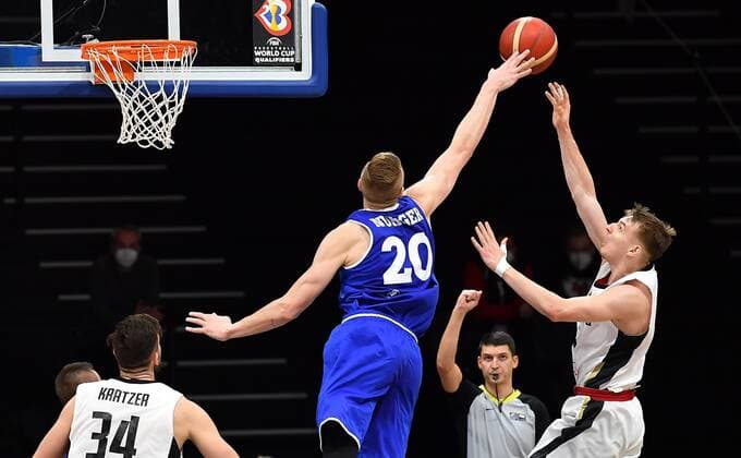 25.11.2021 - Basketball - Länderspiel - Qualifikation Weltmeisterschaft- World Cup European Qualifiers - Deutschland ( Germany ) vs Estland ( Estonia ) - - Rauno Nurger (20, Estland ) Justus Hollatz (21, Deutschland , rechts )