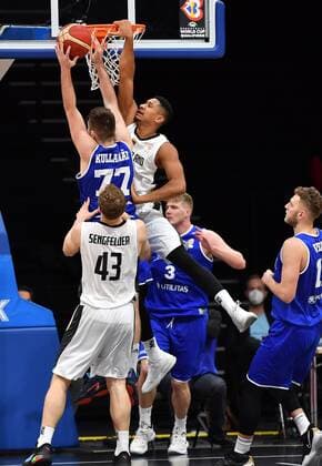 25.11.2021 - Basketball - Länderspiel - Qualifikation Weltmeisterschaft- World Cup European Qualifiers - Deutschland ( Germany ) vs Estland ( Estonia ) - - Kristian Kullamae (77, Estland ) Karim Jallow (35, Deutschland )