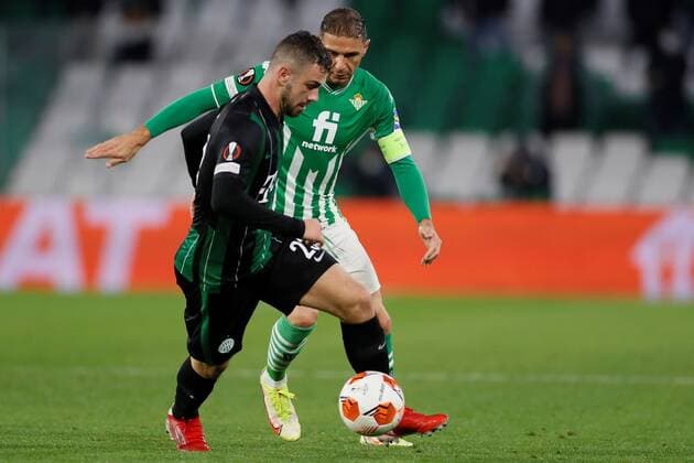Real Betis Joaquin Sanchez (R) in action against Ferencvaros Endre Botka (R) during a UEFA Europa League group G soccer match between Real Betis and Ferencvaros at Benito Villamarin stadium in Sevilla, southern Spain, 25 November 2021. Real Betis vs Ferencvaros !ACHTUNG: NUR REDAKTIONELLE NUTZUNG!  Copyright: xJosexManuelxVidalx GRAF1644 20211125-a901137b71290f1fb8339c762b9dd4d467628630