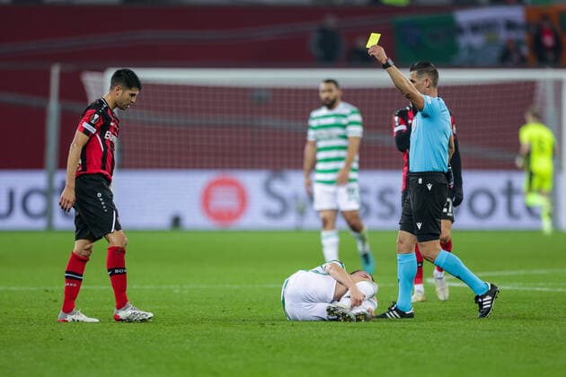 25.11.2021, Fussball, Saison 2021 2022, Europa League, 5. Spieltag, Bayer 04 Leverkusen - Celtic Glasgow, Schiedsrichter Anastasios Sidiropoulos zeigt Exequiel Palacios (Bayer 04 Leverkusen) die Gelbe Karte. Foto: Dennis Ewert RHR-FOTO Leverkusen BayArena NRW Deutschland xRHR-FOTO DEx
