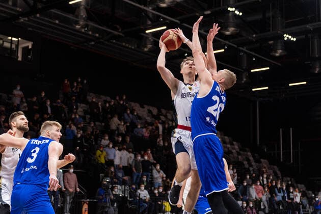 Basketball Nürnberg 25.11.2021 FIBA World Cup European Qualifiers Deutschland (GER) - Estland (EST) Justus Hollatz (Deutschland, No.21) Rauno Nurger (Estland, No.20)
