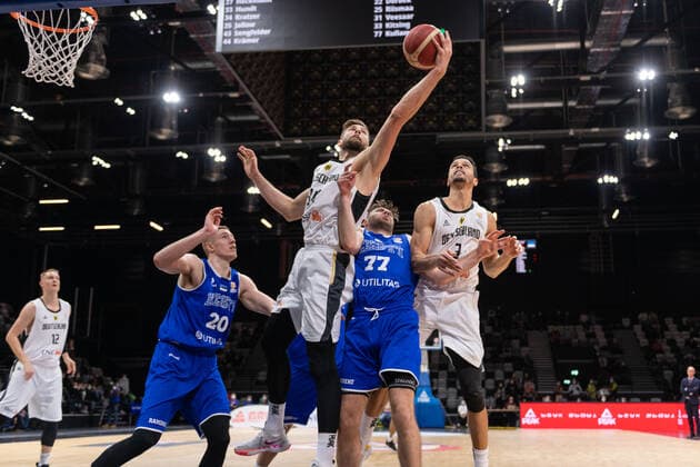 Basketball Nürnberg 25.11.2021 FIBA World Cup European Qualifiers Deutschland (GER) - Estland (EST) Leon Kratzer (Deutschland, No.34) Kristian Kullamae (Estland, No.77)