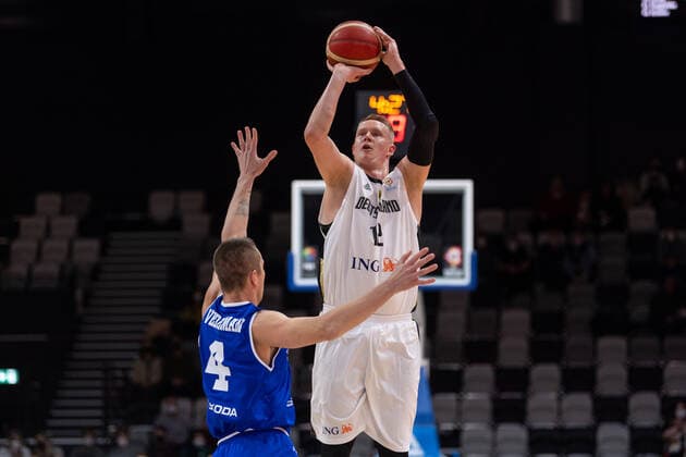 Basketball Nürnberg 25.11.2021 FIBA World Cup European Qualifiers Deutschland (GER) - Estland (EST) Robin Benzing (Deutschland, No.12) Rain Veideman (Estland, No.04)