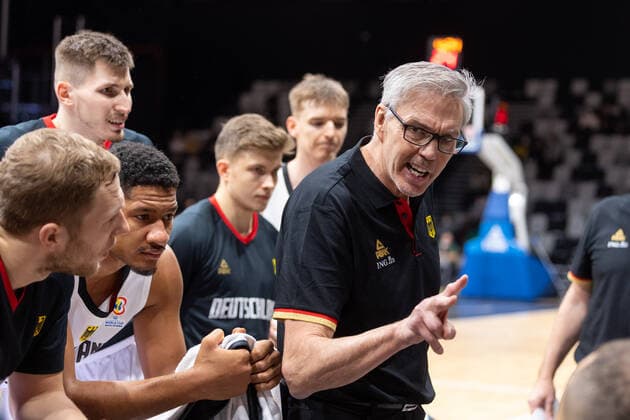 Basketball Nürnberg 25.11.2021 FIBA World Cup European Qualifiers Deutschland (GER) - Estland (EST) Gordon Herbert (Deutschland, Bundestrainer)