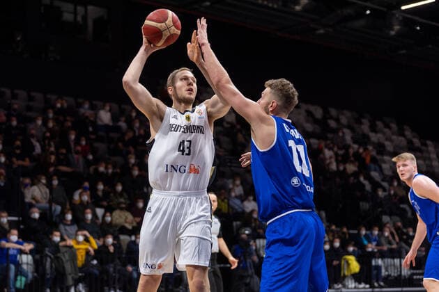 Basketball Nürnberg 25.11.2021 FIBA World Cup European Qualifiers Deutschland (GER) - Estland (EST) Christian Sengfelder (Deutschland, No.43) Siim-Sander Vene (Estland, No.11)