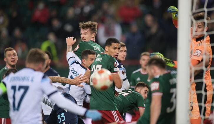 Russia Soccer Europa League Lokomotiv - Lazio 6704391 25.11.2021 Players struggle for the ball during the Europa League soccer match between Lokomotiv Moscow and Lazio Rome, in Moscow, Russia. Grigory Sysoev Sputnik Moscow Russia  Copyright: xGrigoryxSysoevx