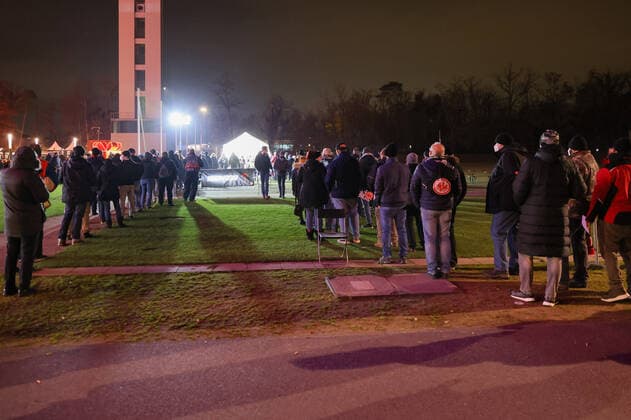 Eintracht Frankfurt - Royal Antwerp FC, UEFA Europa League Lange Schlangen vor dem kleinen Impfzelt neben dem Stadion. Spiel der UEFA Europa League zwischen Eintracht Frankfurt und Royal Antwerpen am 25. November 2021 im Deutsche Bank Park in Frankfurt am Main., Frankfurt am Main Hessen Deutschland Deutsche Bank Park