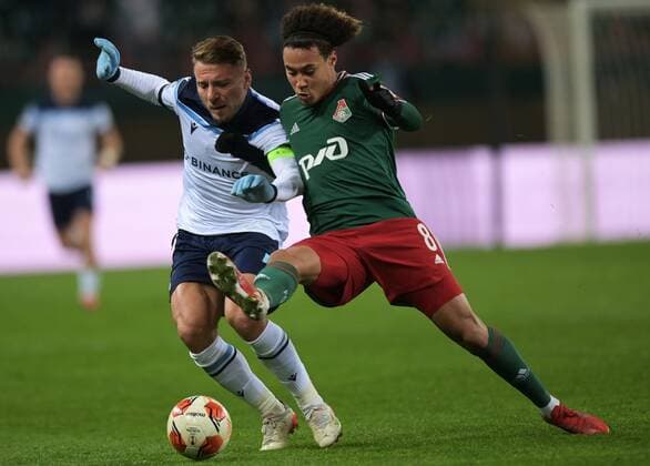 Russia Soccer Europa League Lokomotiv - Lazio 6704405 25.11.2021 Lazio s Ciro Immobile and Lokomotive s Alexis Beka Beka struggle for the ball during the Europa League soccer match between Lokomotiv Moscow and Lazio Rome, in Moscow, Russia. Grigory Sysoev Sputnik Moscow Russia  Copyright: xGrigoryxSysoevx