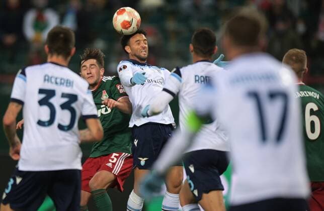 Russia Soccer Europa League Lokomotiv - Lazio 6704401 25.11.2021 Lokomotiv s Konstantin Maradishvili and Lazio s Felipe Anderson struggle for the ball during the Europa League soccer match between Lokomotiv Moscow and Lazio Rome, in Moscow, Russia. Grigory Sysoev Sputnik Moscow Russia  Copyright: xGrigoryxSysoevx