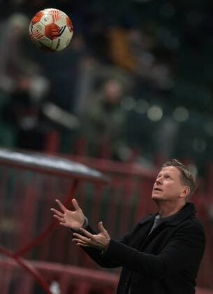 Russia Soccer Europa League Lokomotiv - Lazio 6704423 25.11.2021 Lokomotiv s head coach Markus Gisdol tries to catch a ball during the Europa League soccer match between Lokomotiv Moscow and Lazio Rome, in Moscow, Russia. Grigory Sysoev Sputnik Moscow Russia  Copyright: xGrigoryxSysoevx