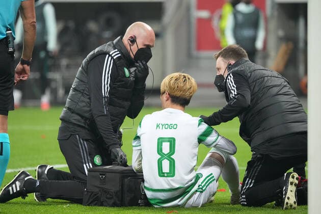 GER, UEFA EL Bayer 04 Leverkusen (GER) vs. Celtic Glasgow (SOC) 25.11.2021, BayArena, Leverkusen, Europalegue, Gruppenhase, 5. Spieltag, GER, UEFA EL Bayer 04 Leverkusen (GER) vs. Celtic Glasgow (SOC), im Bild: Kyogo Furuhashi (Celtic Glasgow 8), verletzt am Boden