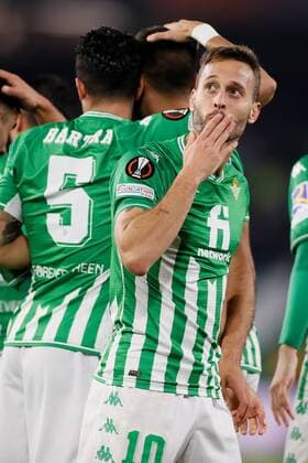 Real Betis Sergio Canales celebrates after scoring the 2-0 lead during a UEFA Europa League group G soccer match between Real Betis and Ferencvaros at Benito Villamarin stadium in Sevilla, southern Spain, 25 November 2021. Real Betis vs Ferencvaros !ACHTUNG: NUR REDAKTIONELLE NUTZUNG!  Copyright: xJosexManuelxVidalx GRAF1705 20211125-6451b42fefbfb06495e03f88c20cf58ee9c7c2ee
