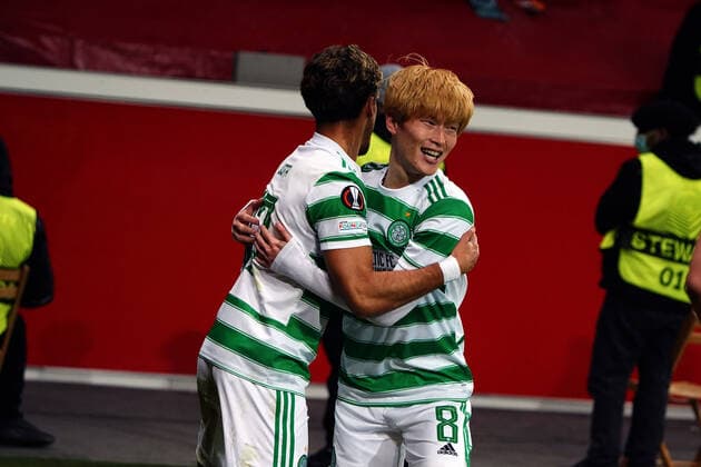 25..11..2021, Fussball , Saison 21 22, Europa League ,Gruppenphase , Gruppen G, Bayer 04 Leverkusen - FC Celtic Glasgow Bayarena Leverkusen , jota ,Kyogo Furuhashi, beide FC Celtic Glasgow jubeln Foto Chai von der Laage UEFA regulations prohibit any use of photographs as image sequences and or quasi-video. EDITORIAL USE ONLY