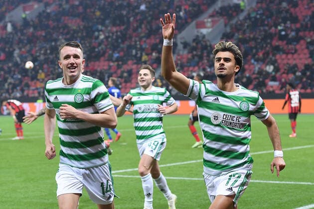 Fußball Europa League Gruppenphase 5. Spieltag Bayer 04 Leverkusen - Celtic Glasgow am 25.11.2021 in der BayArena in Leverkusen Torjubel zum 1:2 durch Jota ( Glasgow )