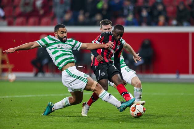 25.11.2021, Fussball, Saison 2021 2022, Europa League, 5. Spieltag, Bayer 04 Leverkusen - Celtic Glasgow, v. l. Cameron Carter-Vickers (Celtic Glasgow), Moussa Diaby (Bayer 04 Leverkusen) Foto: Dennis Ewert RHR-FOTO Leverkusen BayArena NRW Deutschland xRHR-FOTO DEx