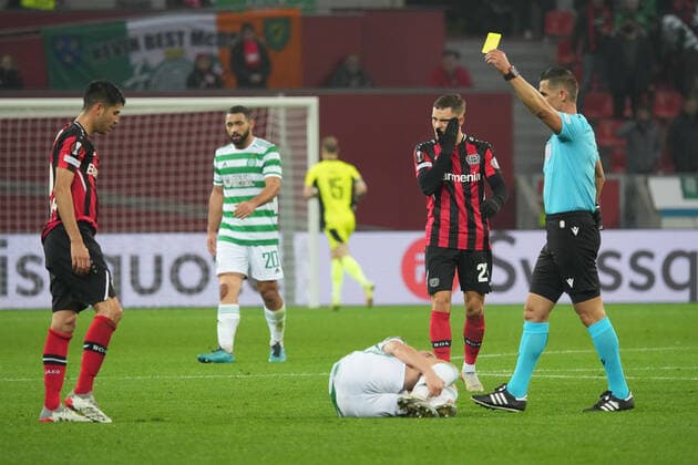 GER, UEFA EL Bayer 04 Leverkusen (GER) vs. Celtic Glasgow (SOC) 25.11.2021, BayArena, Leverkusen, Europalegue, Gruppenhase, 5. Spieltag, GER, UEFA EL Bayer 04 Leverkusen (GER) vs. Celtic Glasgow (SOC), im Bild: gelbe Karte für Exequiel Palacios (Leverkusen 25),