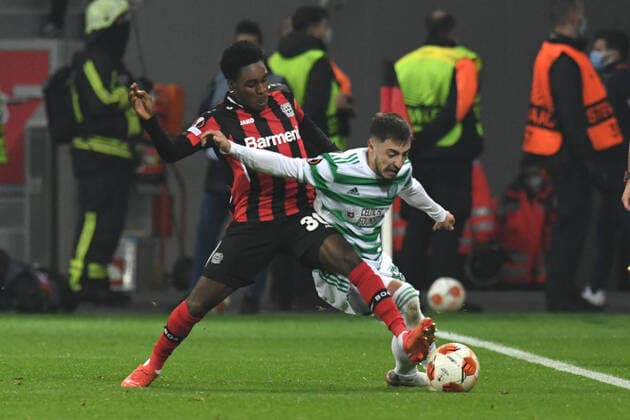 Jeremie Frimpong ( Bayer 04 Leverkusen ) im Zweikampf mit Josip Juranovic ( Celtic Glasgow ). 25.11.2021, Fussball, Europaleague, Bayer 04 Leverkusen vs Celtic Glasgow UEFA REGULATIONS PROHIBIT ANY USE OF PHOTOGRAPHS AS IMAGE SEQUENCES AND OR QUASI-VIDEO 25.11.2021, Fussball, Europaleague, Bayer 04 Leverkusen vs Celtic Glasgow Leverkusen Copyright: xEibner-Pressefotox