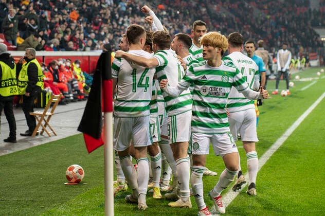 Fußball: UEFA Europa League, 5. Spieltag, Bayer 04 Leverkusen - Celtic Glasgow am 25.11.2021 in Leverkusen (Nordrhein-Westfalen). Tor zum 1:2, Torjubel, Jubel, Freude von Glasgow s Jota UEFA REGULATIONS PROHIBIT ANY USE OF PHOTOGRAPHS AS IMAGE SEQUENCES AND OR QUASI-VIDEO. Copyright: xChristopherxNeundorfx