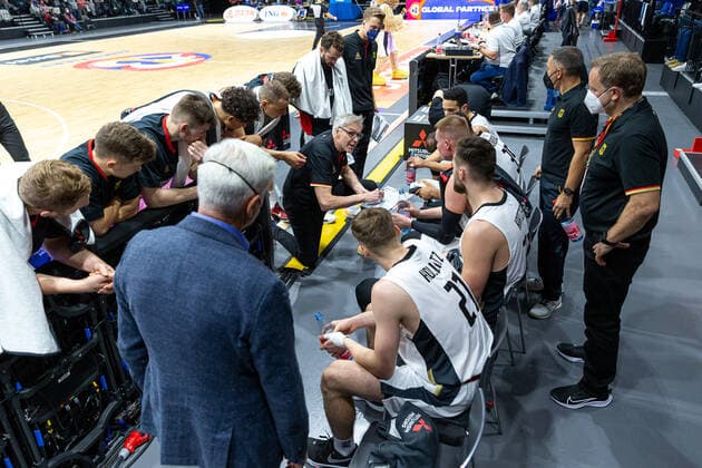 Gordon Herbert (Deutschland, Trainer) spricht in der Auszeit zu seinem Team Deutschland vs. Estland, Basketball, WM Qualifikation 2023, Gruppe D, 25.11.2021 Foto:EIBNER Guener Santemiz Deutschland vs. Estland, Basketball, WM Qualifikation 2023, Gruppe D, 25.11.2021 Nuernberg Copyright: xEIBNER GuenerxSantemizx EP_GSZ