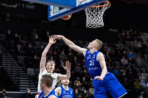 Justus Hollatz (Deutschland, 21), Rauno Nurger (Estland, 20) Deutschland vs. Estland, Basketball, WM Qualifikation 2023, Gruppe D, 25.11.2021 Foto:EIBNER Guener Santemiz Deutschland vs. Estland, Basketball, WM Qualifikation 2023, Gruppe D, 25.11.2021 Nuernberg Copyright: xEIBNER GuenerxSantemizx EP_GSZ