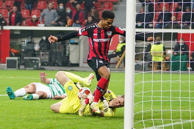 GER, UEFA EL Bayer 04 Leverkusen (GER) vs. Celtic Glasgow (SOC) 25.11.2021, BayArena, Leverkusen, Europalegue, Gruppenhase, 5. Spieltag, GER, UEFA EL Bayer 04 Leverkusen (GER) vs. Celtic Glasgow (SOC), im Bild: Amine Adli (Leverkusen 31), kurz vor dem Tor wird von Joe Hart (Celtic Glasgow 15), aufgehalten