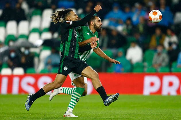ESP: Real Betis-Ferencvaros. UEFA Europa League Borja Iglesias of Real Betis and Samy Mmaee of Ferencvaros during the UEFA Europa League match between Real Betis and Ferencvaros TC played at Benito Villamarin Stadium on November 25, 2021 in Sevilla, Spain. kpng Copyright: xAntonioxPozox xPRESSINPHOTOx AP_211125_007
