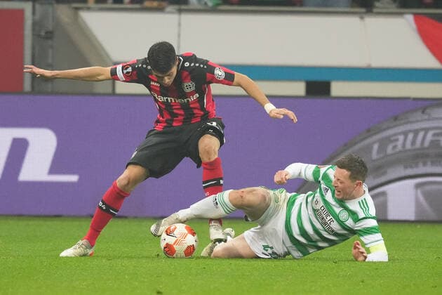 GER, UEFA EL Bayer 04 Leverkusen (GER) vs. Celtic Glasgow (SOC) 25.11.2021, BayArena, Leverkusen, Europalegue, Gruppenhase, 5. Spieltag, GER, UEFA EL Bayer 04 Leverkusen (GER) vs. Celtic Glasgow (SOC), im Bild: Julian Baumgartlinger (Leverkusen 15), Callum McGregor (Celtic Glasgow 42),
