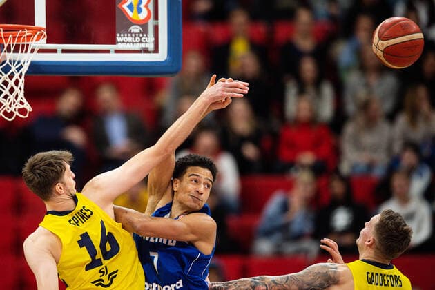 211125 Nicholas Spires and Viktor Gaddefors of Sweden against Shawn Huff of Finland during the FIBA Basketball World Cup Qualifier game between Sweden and Finland on November 25, 2021 in Stockholm. Photo: Joel Marklund BILDBYRAN kod JM JM0229 bbeng basket basketball vm-kval kval fiba world cup qualifiers sweden finland Copyright: JOELxMARKLUND BB211125JM016
