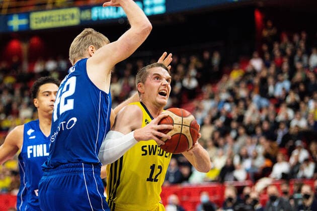 211125 Daniel Dolenc of Finland and Ludvig Hakanson of Sweden during the FIBA Basketball World Cup Qualifier game between Sweden and Finland on November 25, 2021 in Stockholm. Photo: Joel Marklund BILDBYRAN kod JM JM0229 bbeng basket basketball vm-kval kval fiba world cup qualifiers sweden finland Copyright: JOELxMARKLUND BB211125JM017