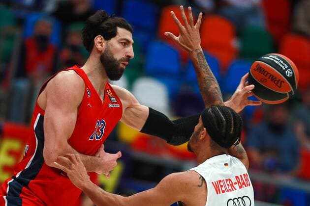 Russia Basketball Euroleague CSKA - Bayern 6704384 25.11.2021 CSKA?s Tornike Shengelia and Bayern s Darrun Hilliard struggle for a ball during the Euroleague basketball match between CSKA Moscow and Bayern Munchen, in Moscow, Russia. Anton Denisov Sputnik Moscow Russia  Copyright: xAntonxDenisovx