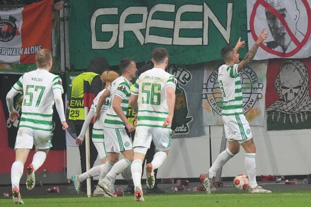 GER, UEFA EL Bayer 04 Leverkusen (GER) vs. Celtic Glasgow (SOC) 25.11.2021, BayArena, Leverkusen, Europalegue, Gruppenhase, 5. Spieltag, GER, UEFA EL Bayer 04 Leverkusen (GER) vs. Celtic Glasgow (SOC), im Bild: Torjubel Jubel Jubellauf, 2:1 fuer Celic Kyogo Furuhashi (Celtic Glasgow 8), Anthony Ralston (Celtic Glasgow 56), Stephen Welsh (Celtic Glasgow 57), Kyogo Furuhashi (Celtic Glasgow 8),