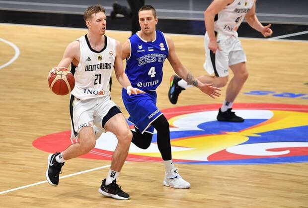 25.11.2021 - Basketball - Länderspiel - Qualifikation Weltmeisterschaft- World Cup European Qualifiers - Deutschland ( Germany ) vs Estland ( Estonia ) - - Justus Hollatz (21, Deutschland ) Rain Veidemann (4, Estland )