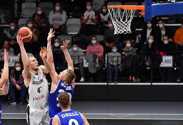25.11.2021 - Basketball - Länderspiel - Qualifikation Weltmeisterschaft- World Cup European Qualifiers - Deutschland ( Germany ) vs Estland ( Estonia ) - - Christian Sengfelder (43, Deutschland ) Rauno Nurger (20, Estland )