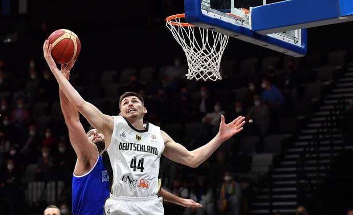 25.11.2021 - Basketball - Länderspiel - Qualifikation Weltmeisterschaft- World Cup European Qualifiers - Deutschland ( Germany ) vs Estland ( Estonia ) - - David Krämer Kraemer (44, Deutschland ) vor Kristjan Kitsing (33, Estland )