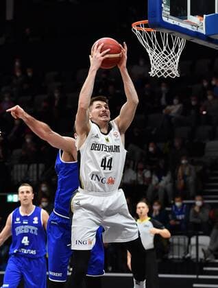 25.11.2021 - Basketball - Länderspiel - Qualifikation Weltmeisterschaft- World Cup European Qualifiers - Deutschland ( Germany ) vs Estland ( Estonia ) - - David Krämer Kraemer (44, Deutschland ) vor Kristjan Kitsing (33, Estland )